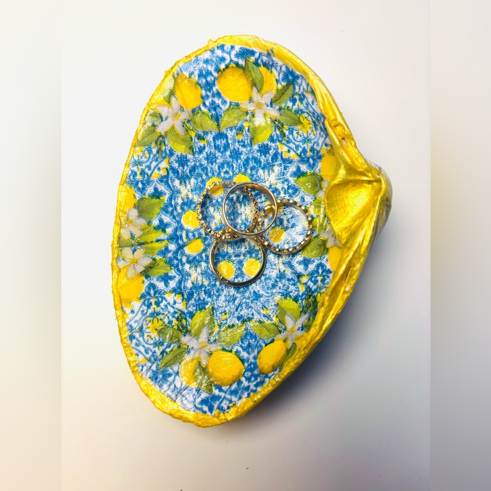 Handcrafted clam shell ring dish with Grecian lemon decoupage design - Picture 4 of 5
